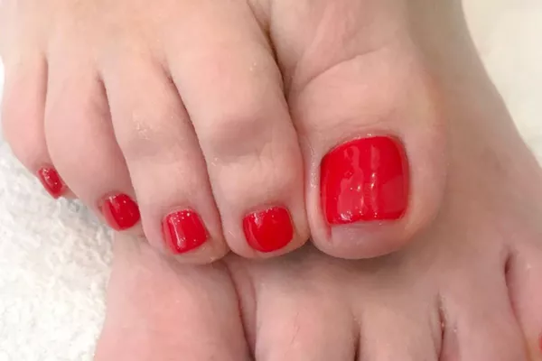 vernis semi-permanent sur ongles plus peeling des pieds