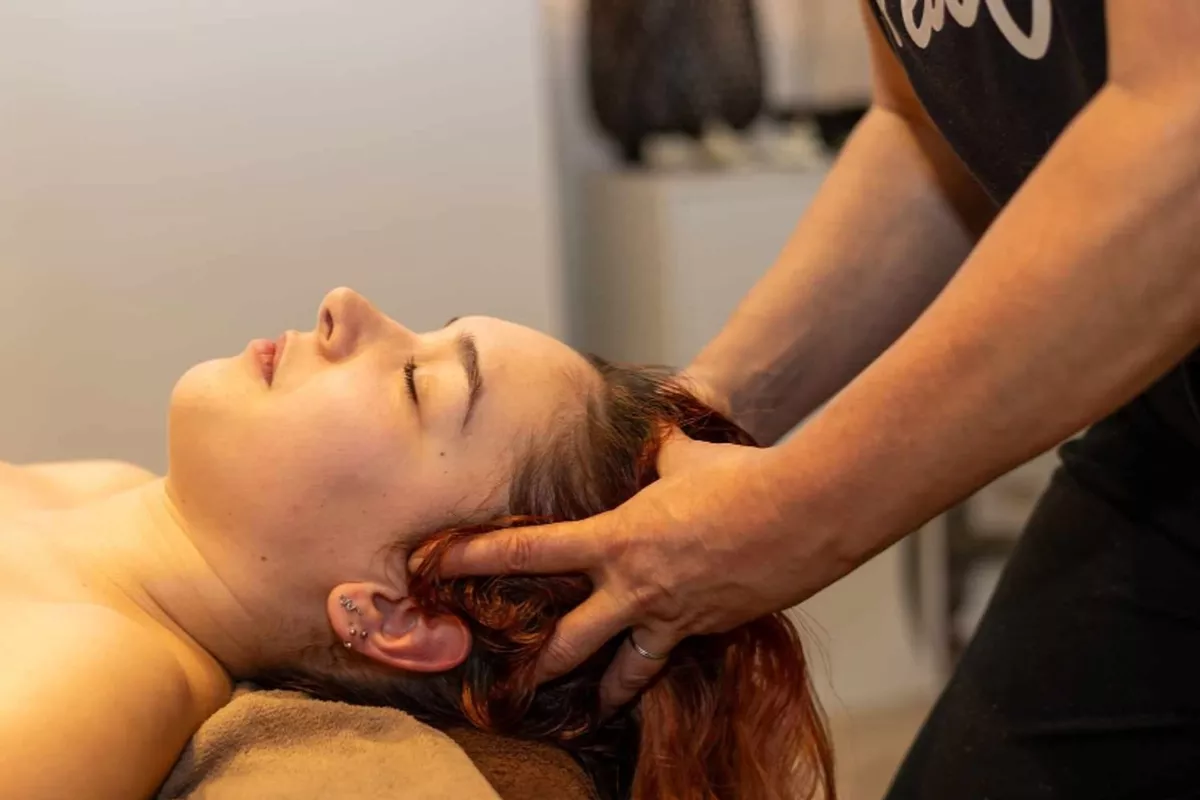 🌸 Spécial Fête des Mères – Massage “Dos & Crânien” – 1h15