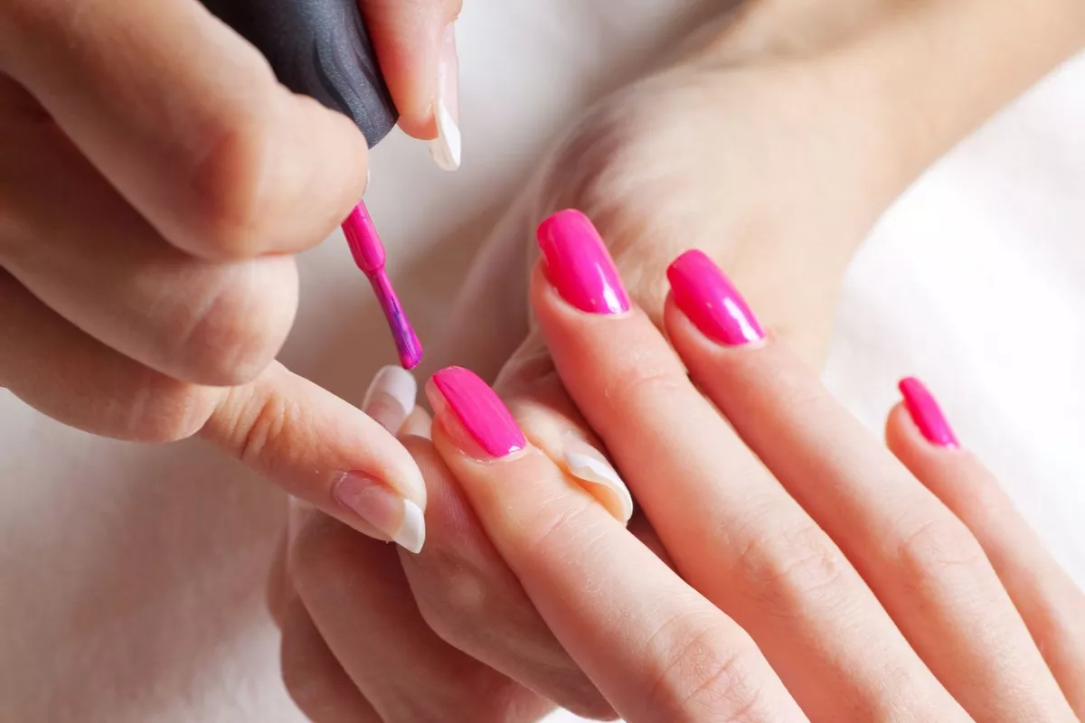 Pose vernis classique mains – Esthéticienne RosebyBeauty