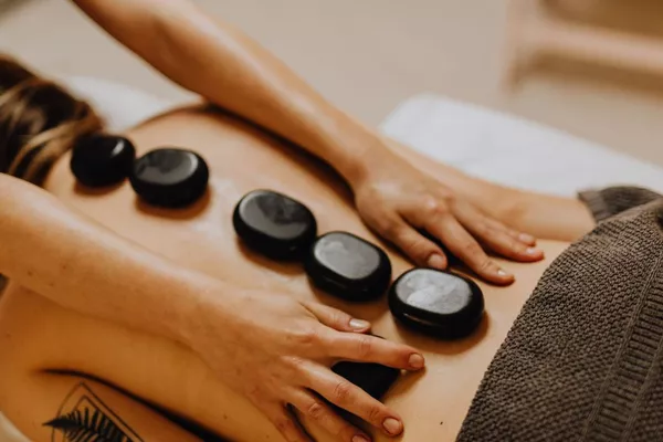 Massage aux pierres chaudes