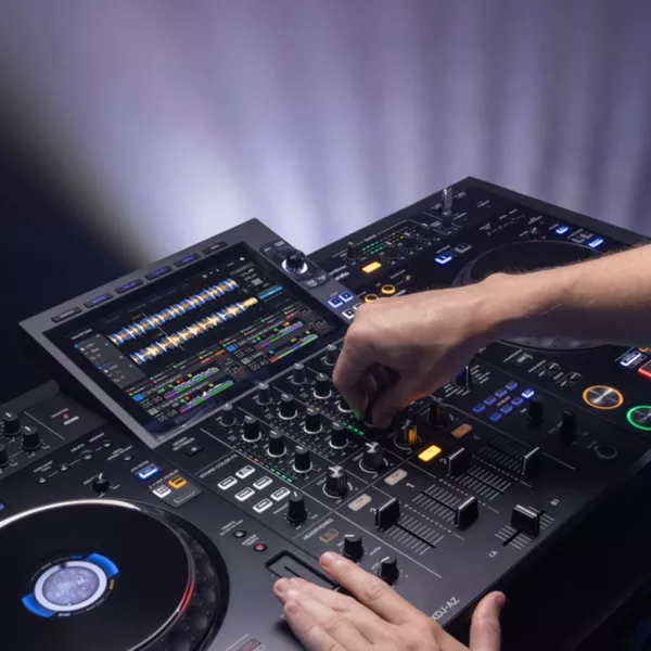 Découverte du Pioneer XDJ-AZ : Un Contrôleur Innovant pour DJ
