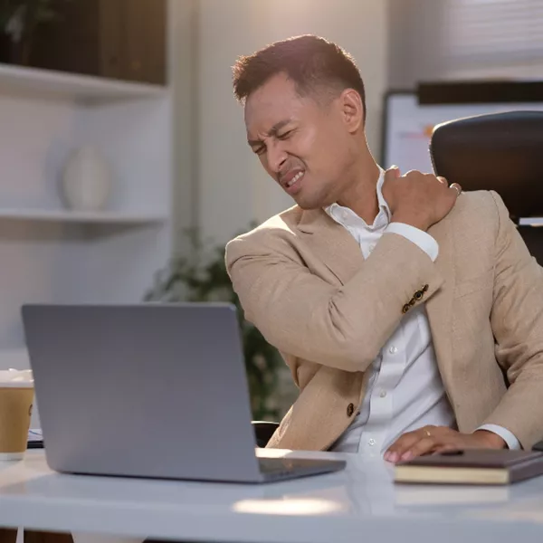 Massage postural au travail à Paris : soulagez les tensions de bureau