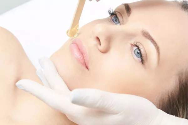 Epilation Lèvres à la cire