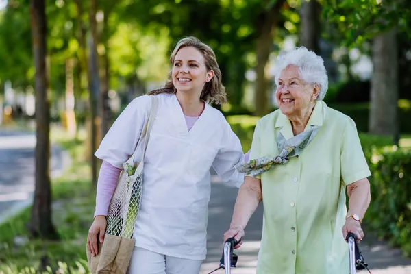 Accompagnement en promenade pour les séniors – Tours et alentours