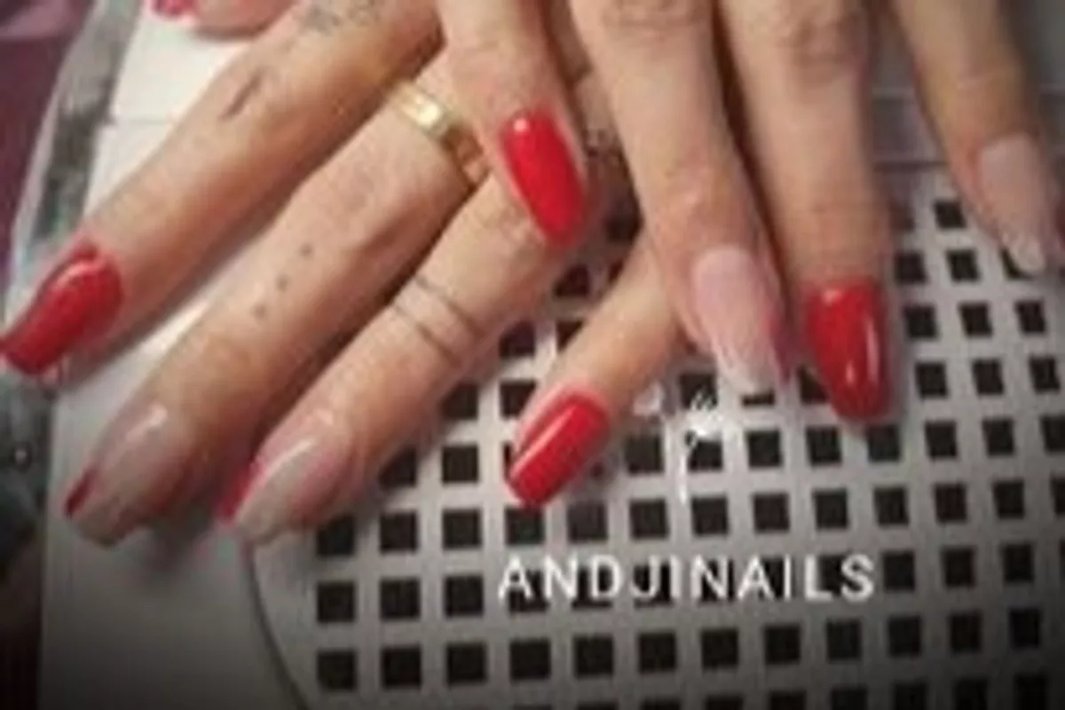 2 ou 3 doigts sur chaque main: nail art/ strass/ effet pull/ stickers/ ......