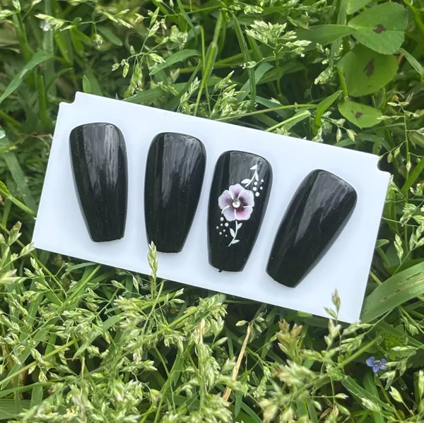 Press on nails : dark floral