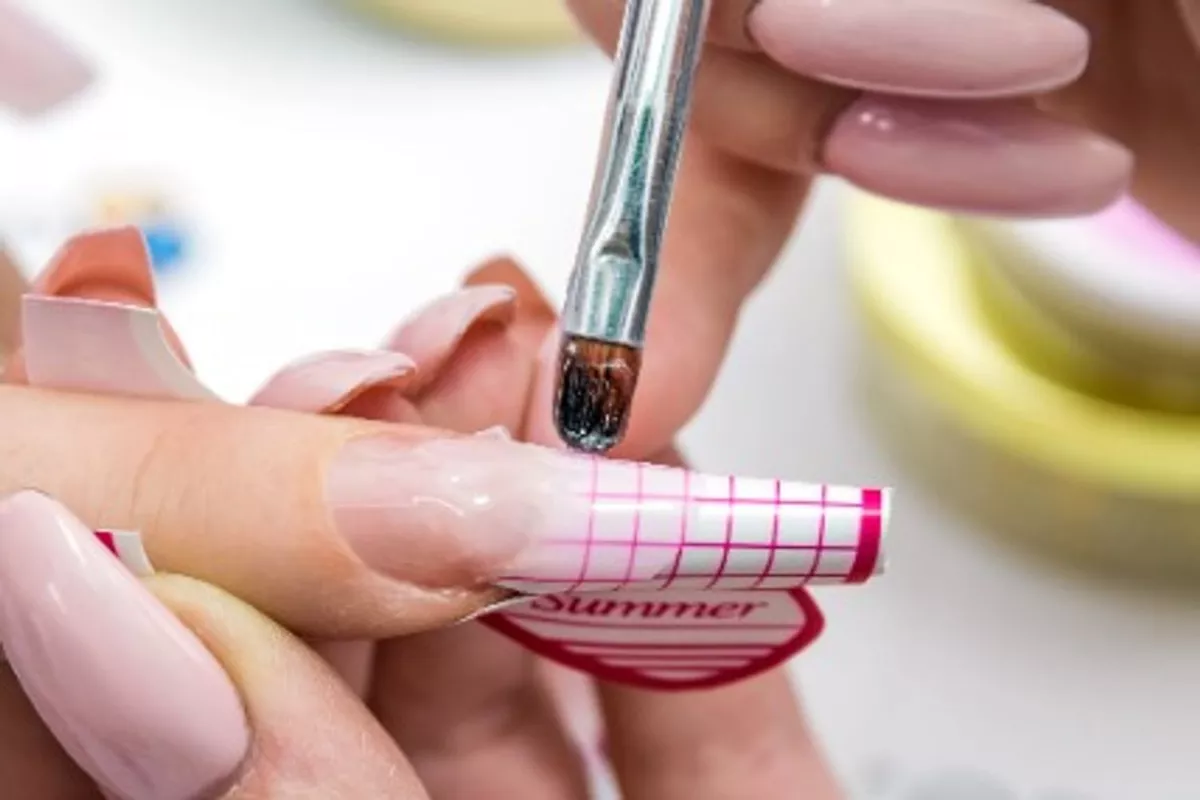 Pose chablon plus vernis semi permanent