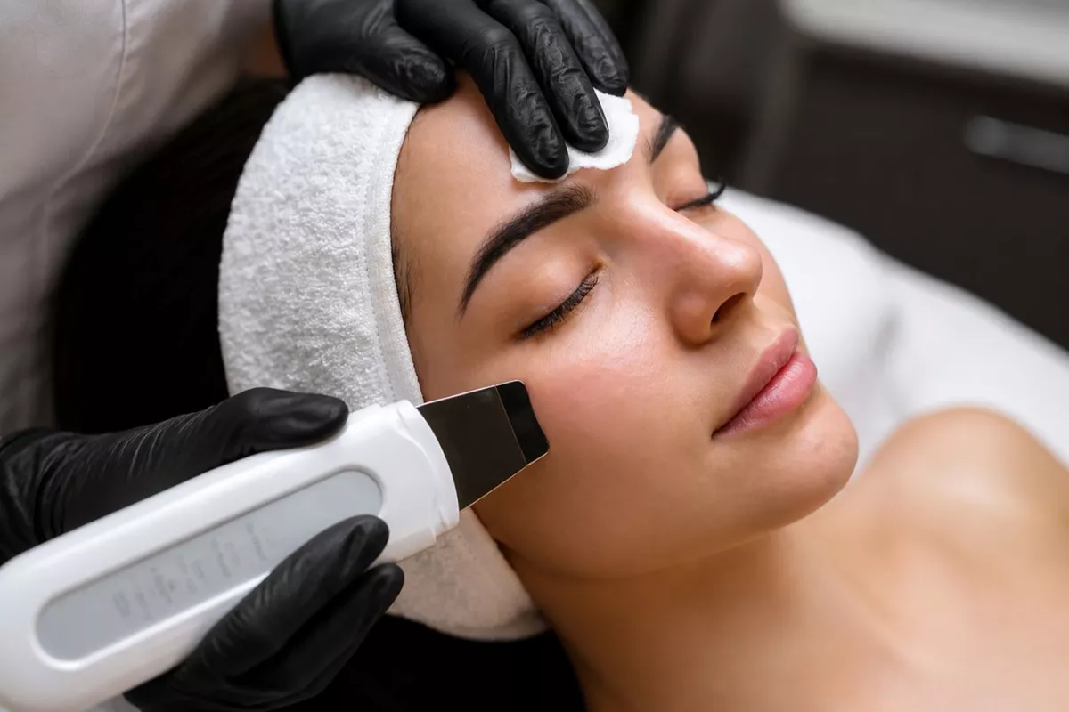 SOINS SPECIFIQUES NETTOYAGE DE PEAU EN DOUCEUR & RELAXATION avec modelage visage et des épaules. Pour les femmes enceinte les produits sont adaptés.