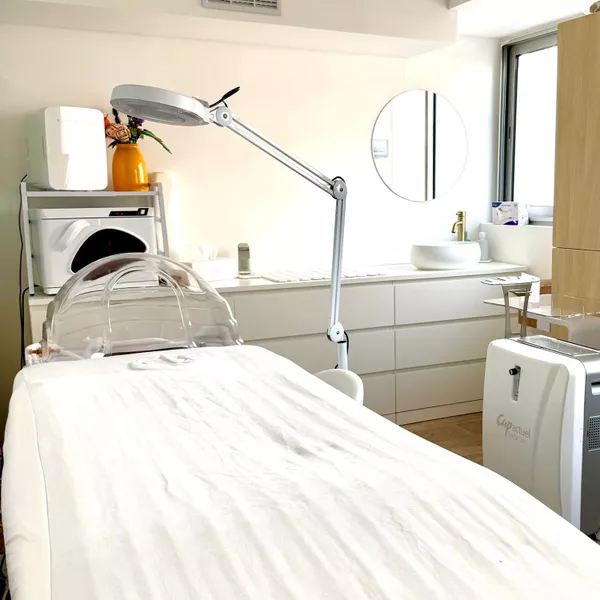 Chute de cheveux à Cannes : vers qui se tourner et quelles solutions pour retrouver densité et vitalité ?