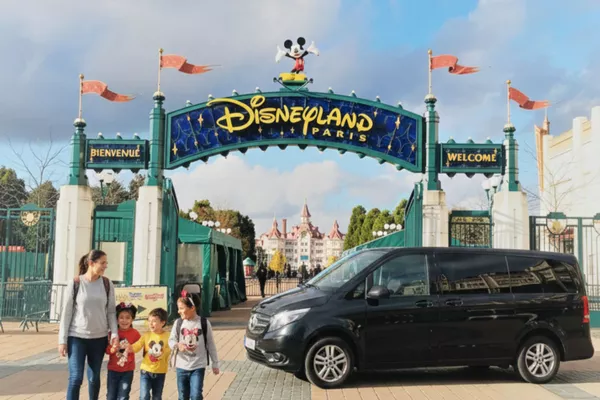 Excursion Privée “Disneyland Paris” en VTC – Journée Magique en Famille