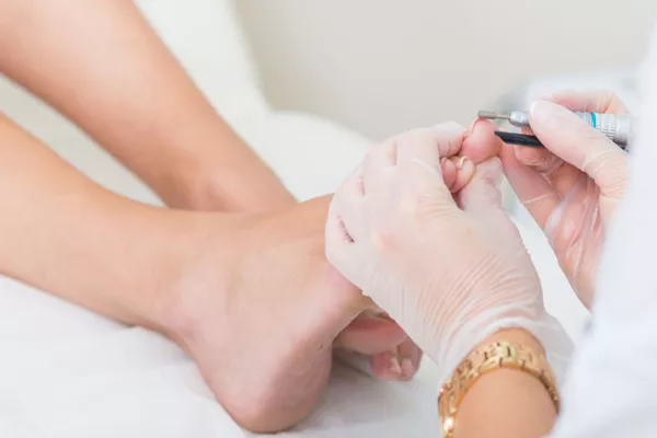 Soin complet des pieds: soin des cuticules, limage, gommage, trempage, élimination des peaux mortes, modelage, pose de base