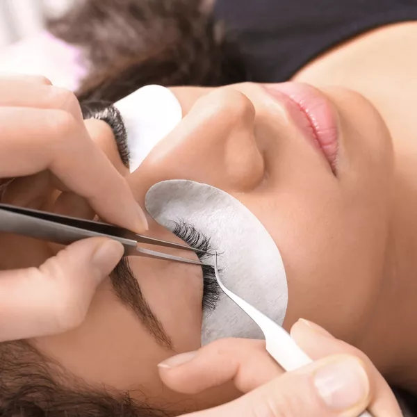 Extensions de cils : combien de temps ça dure et comment les entretenir pour un résultat durable