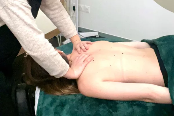 Massage découverte 3 zones au choix: visage, tête, épaules, dos, bras, mains, jambes ou pieds