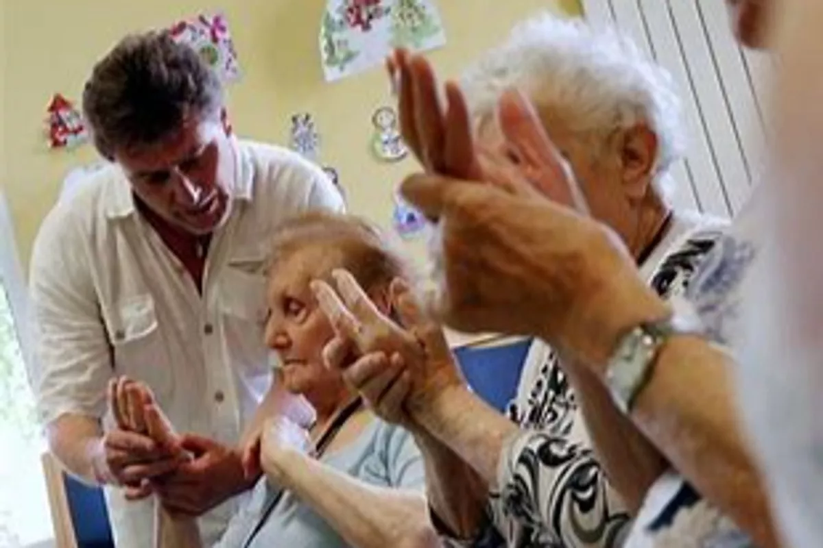 Les  ATELIERS : Massage sur soi ou entre résidents ou avec la famille des résidents.