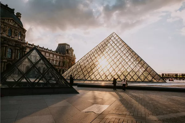 Sortie culturelle avec chauffeur privé à Paris – Musées et expositions (Louvre, Orsay, Versailles, Pompidou, Orangerie, Louis Vuitton)