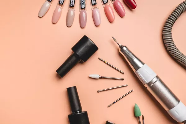 Dépose semi-permanent mains – Esthéticienne RosebyBeauty