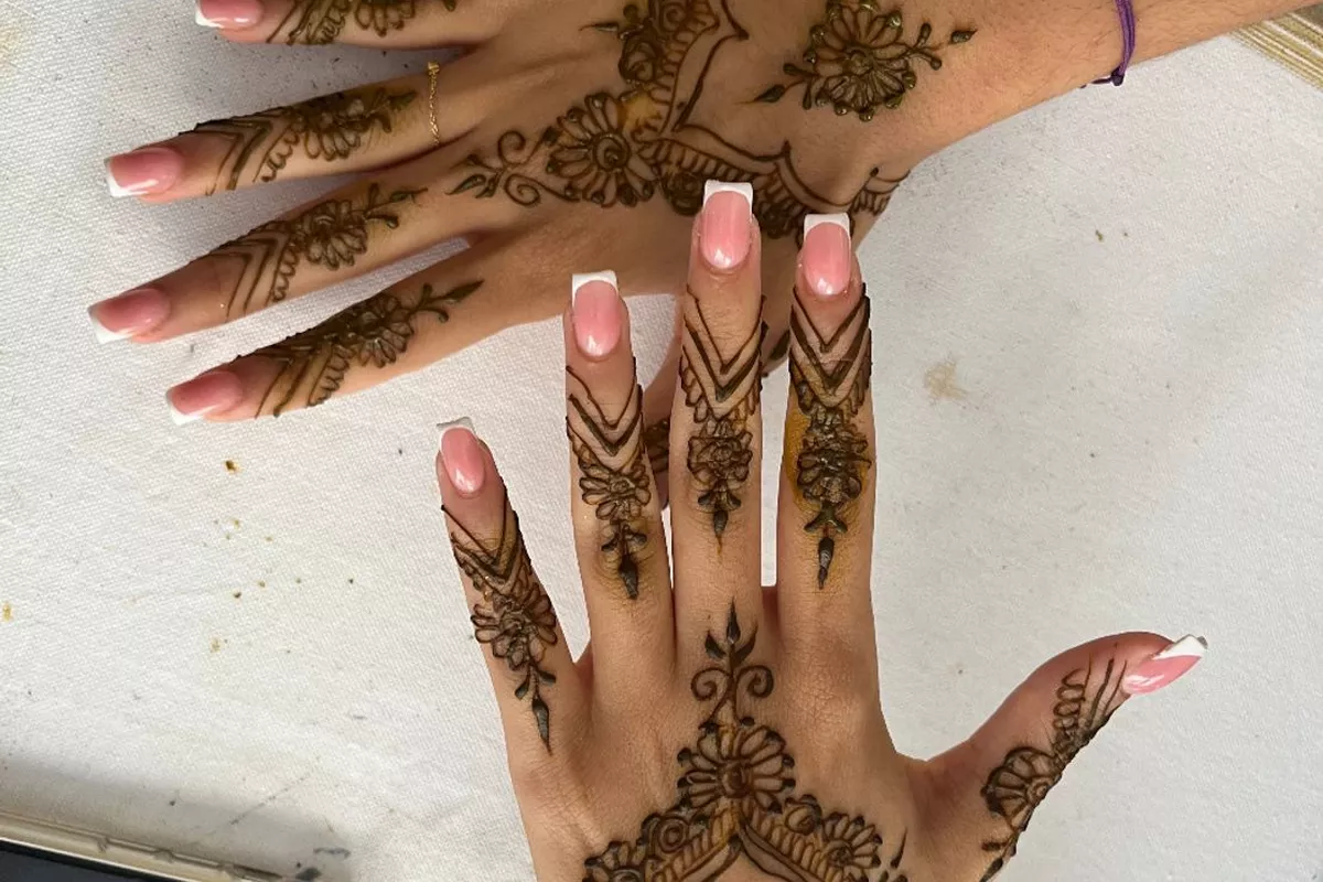 Henné main modele léger